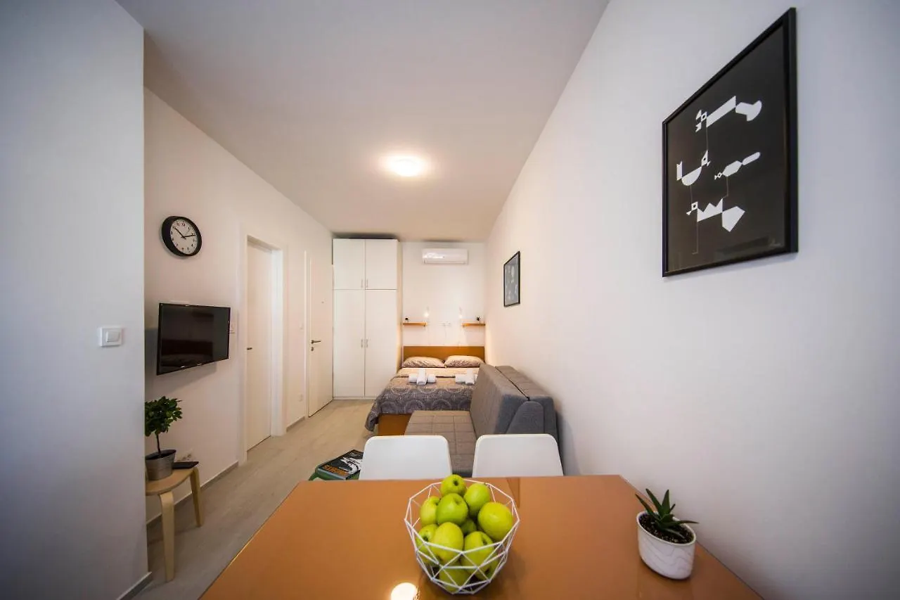 Bonnie & Clyde Apartment Split