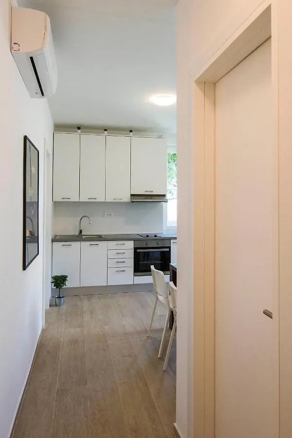 Bonnie & Clyde Apartment Split