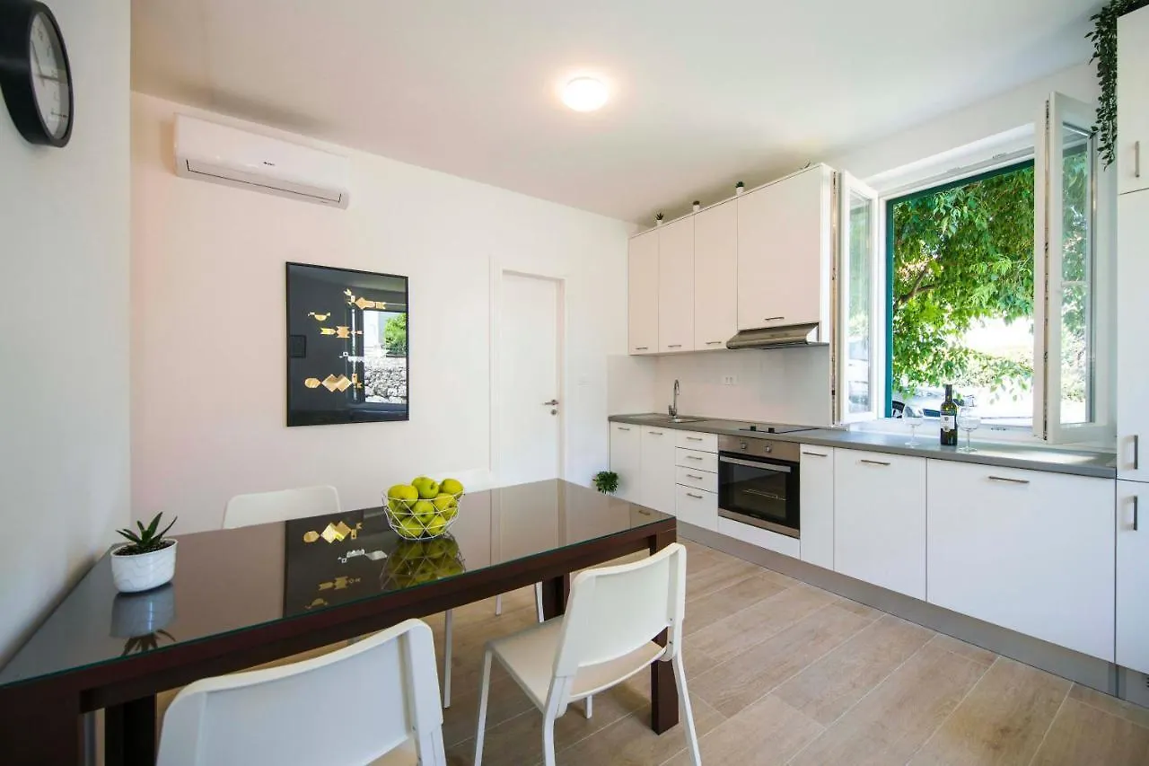 Bonnie & Clyde Apartment Split