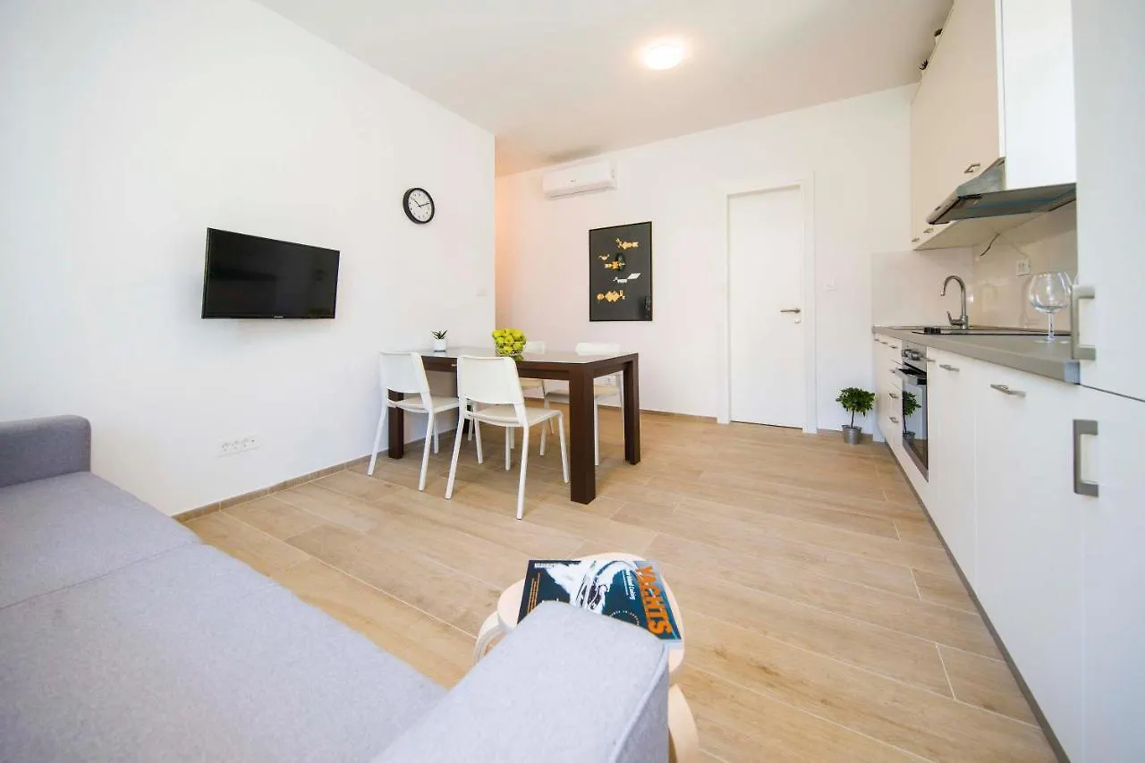 Bonnie & Clyde Apartment Split